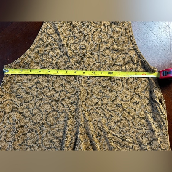 Elegant Gold Jumpsuit It has a small stain on the top back of the hood stretch - Picture 10 of 10